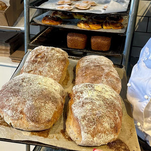 Östgöten är vårt mest sålda bröd sedan vi öppnade. Östgöten är ett surdegsbröd på råg- och vetesurdeg, sötad med honung. Ett otroligt gott och smakrikt bröd!