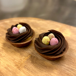 En egengjord chokladmördeg som vi har fyllt med en saltsmörkola, toppad med chokladtryffel, påskägg och flingsalt. Alldeles ljuvlig!
