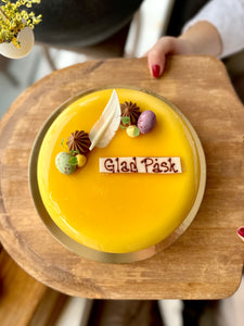 Låt oss äntligen presentera vår härliga påsktårta. Den innehåller en browniebotten, passionscurd och en mangomousse täckt med en passionsglaze. 